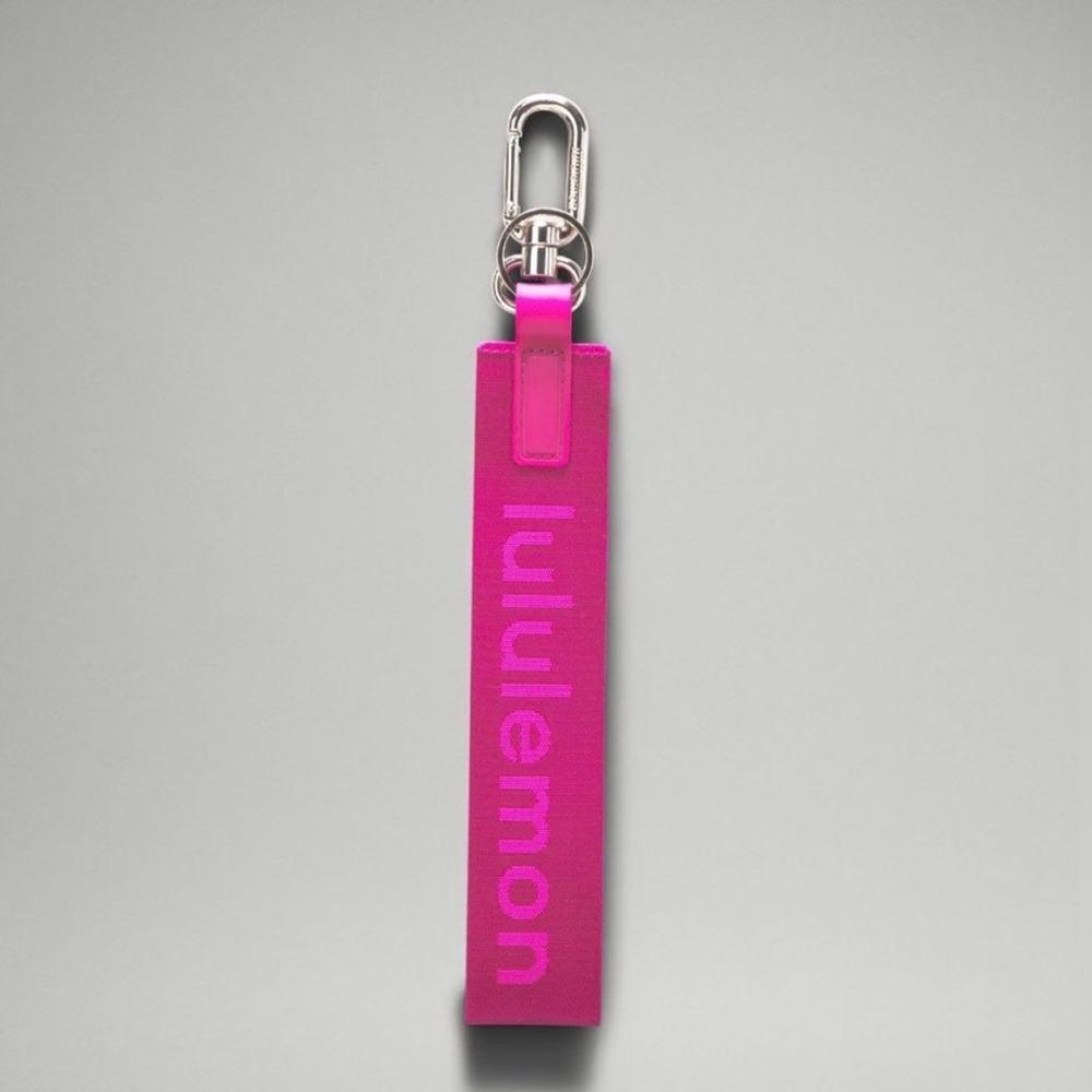 Lululemon Never Lost Keychain (Wildberry/Sonic Pink)